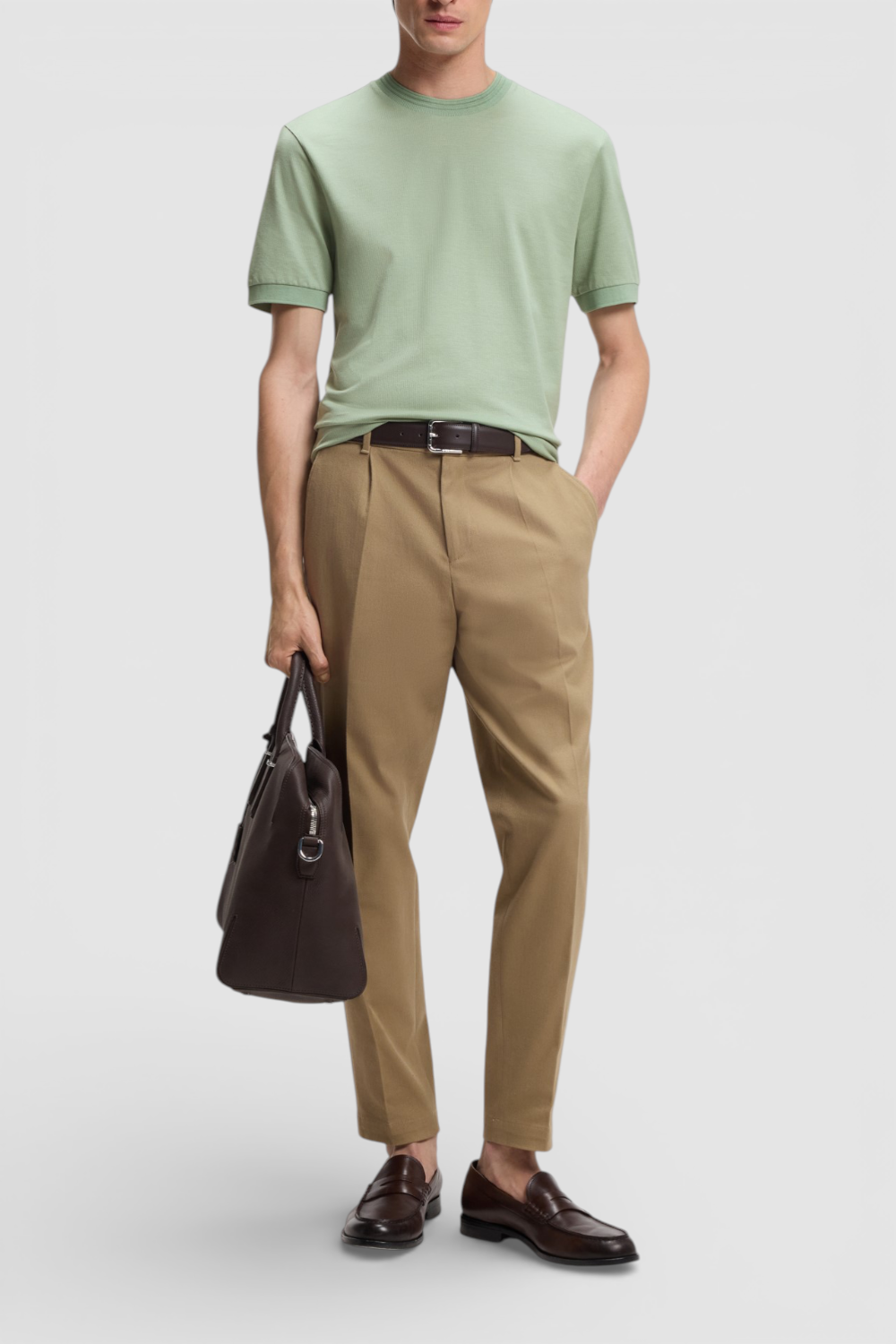 תמונת כל הלוק של חולצת טי